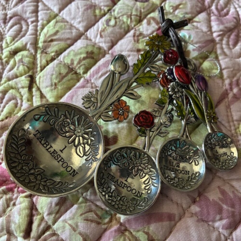 NEW Collectible Set HEAVILY ENGRAVED & Floral ENAMELED MEASURING SPOONS * Pewter